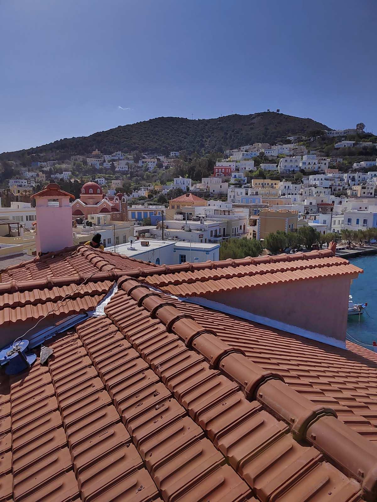 Κατασκευή στεγης σε μαγαζί στην Λέρο