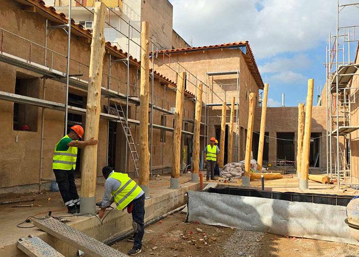 Τοποθέτηση κολώνων απο ακατέργαστη Ξυλεία