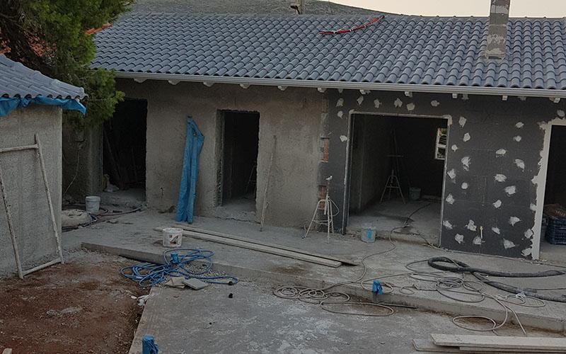 Κατασκευή κεραμοσκεπής με γκρι επισμαλτομένο κεραμίδι