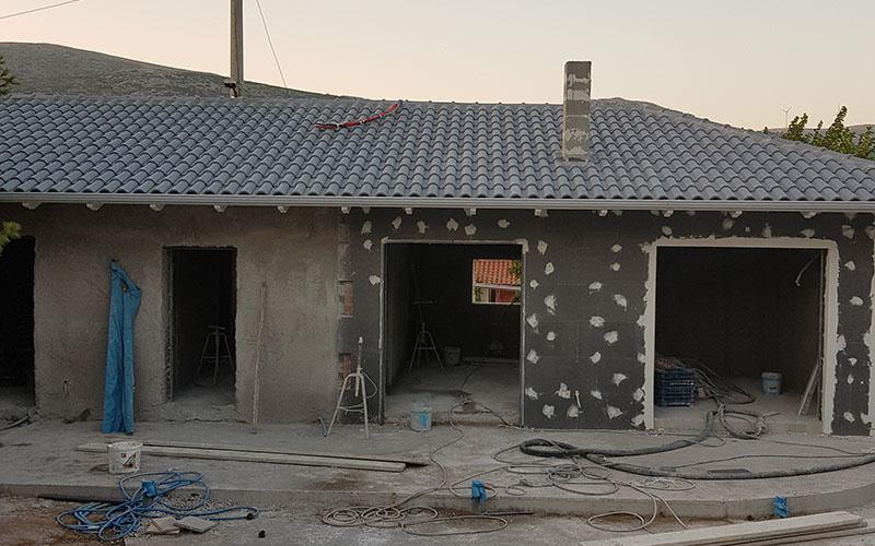 Κατασκευή κεραμοσκεπής με γκρι επισμαλτομένο κεραμίδι