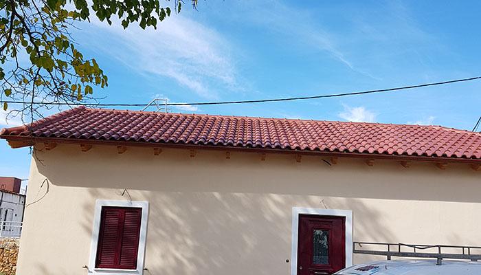Στέγη στον Αγιο Θωμά με ρωμαϊκό επισμαλτομένο κεραμίδι