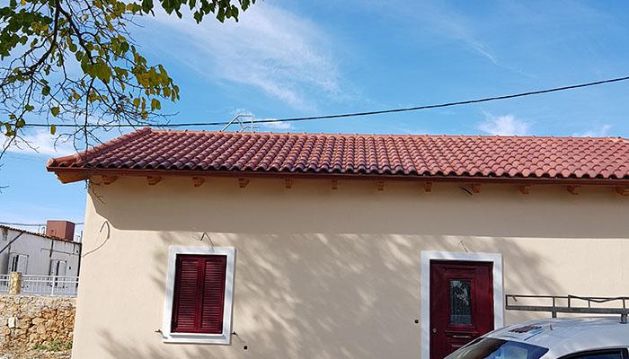 Στέγη στον Αγιο Θωμά με ρωμαϊκό επισμαλτομένο κεραμίδι