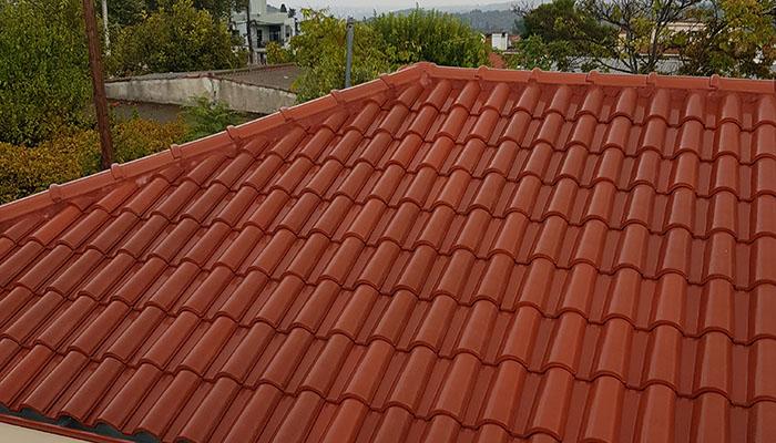 Στέγη στον Αγιο Θωμά με ρωμαϊκό επισμαλτομένο κεραμίδι