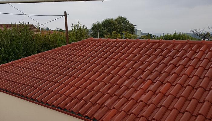 Στέγη στον Αγιο Θωμά με ρωμαϊκό επισμαλτομένο κεραμίδι