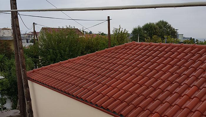 Στέγη στον Αγιο Θωμά με ρωμαϊκό επισμαλτομένο κεραμίδι