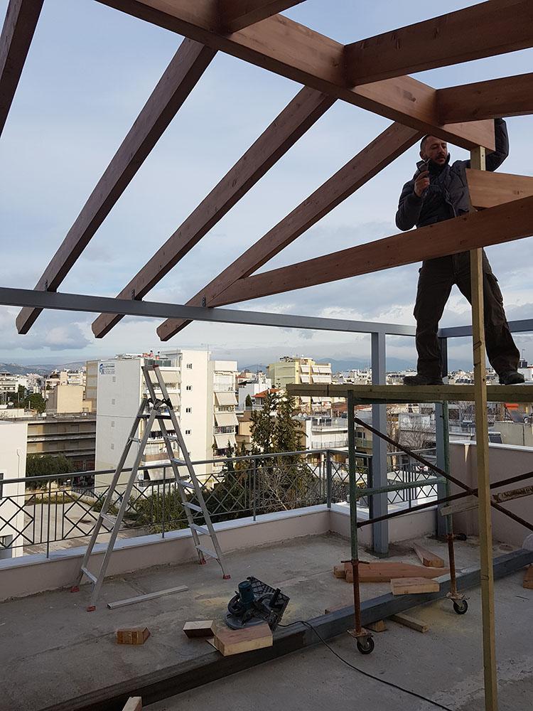 Τρίρριχτο αίθριο σε μπαλκόνι με ασφαλτικό κεραμίδι