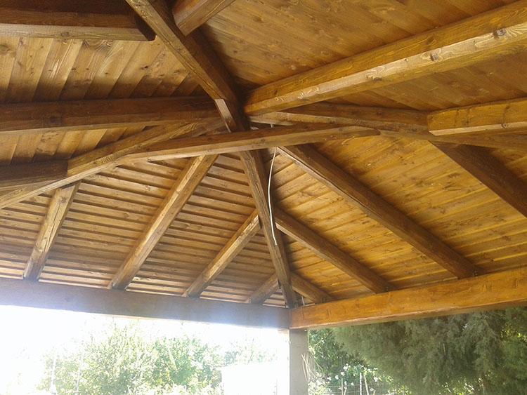 Στέγαστρο με τράβα και πέτσωμα καβαλυτό
