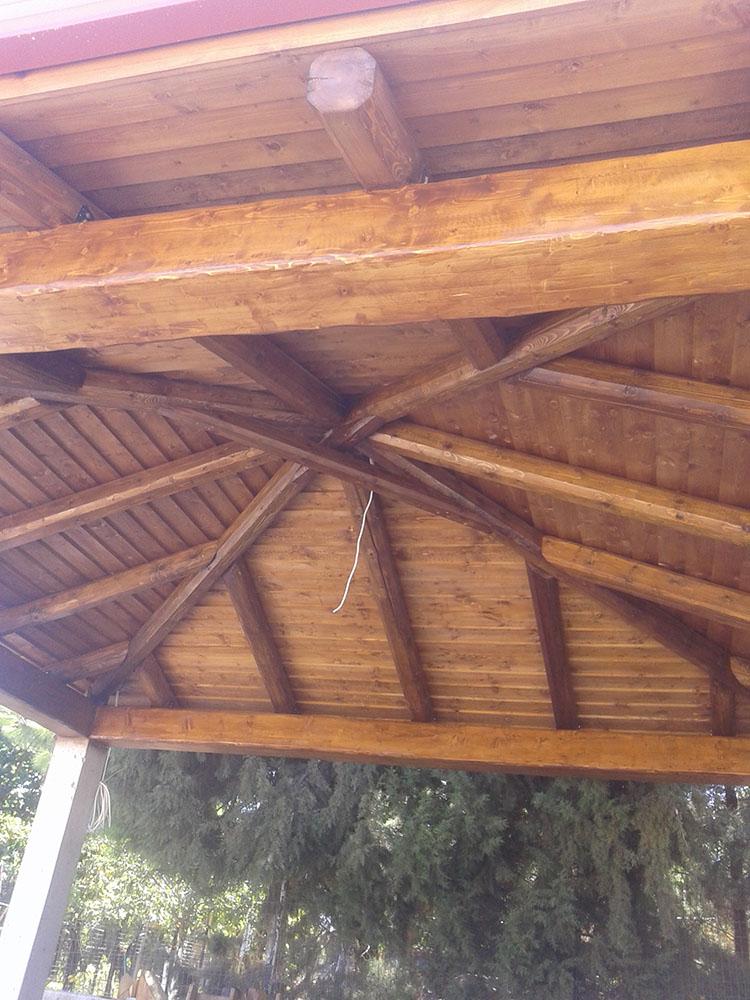 Στέγαστρο με τράβα και πέτσωμα καβαλυτό