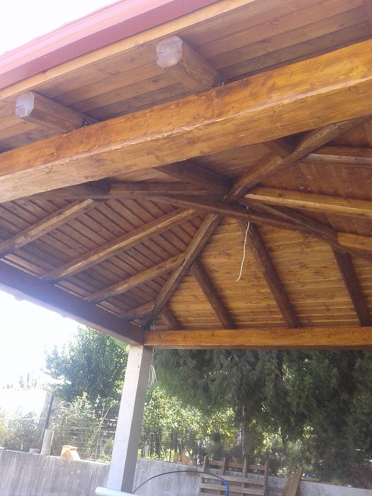 Στέγαστρο με τράβα και πέτσωμα καβαλυτό εσωτερικά