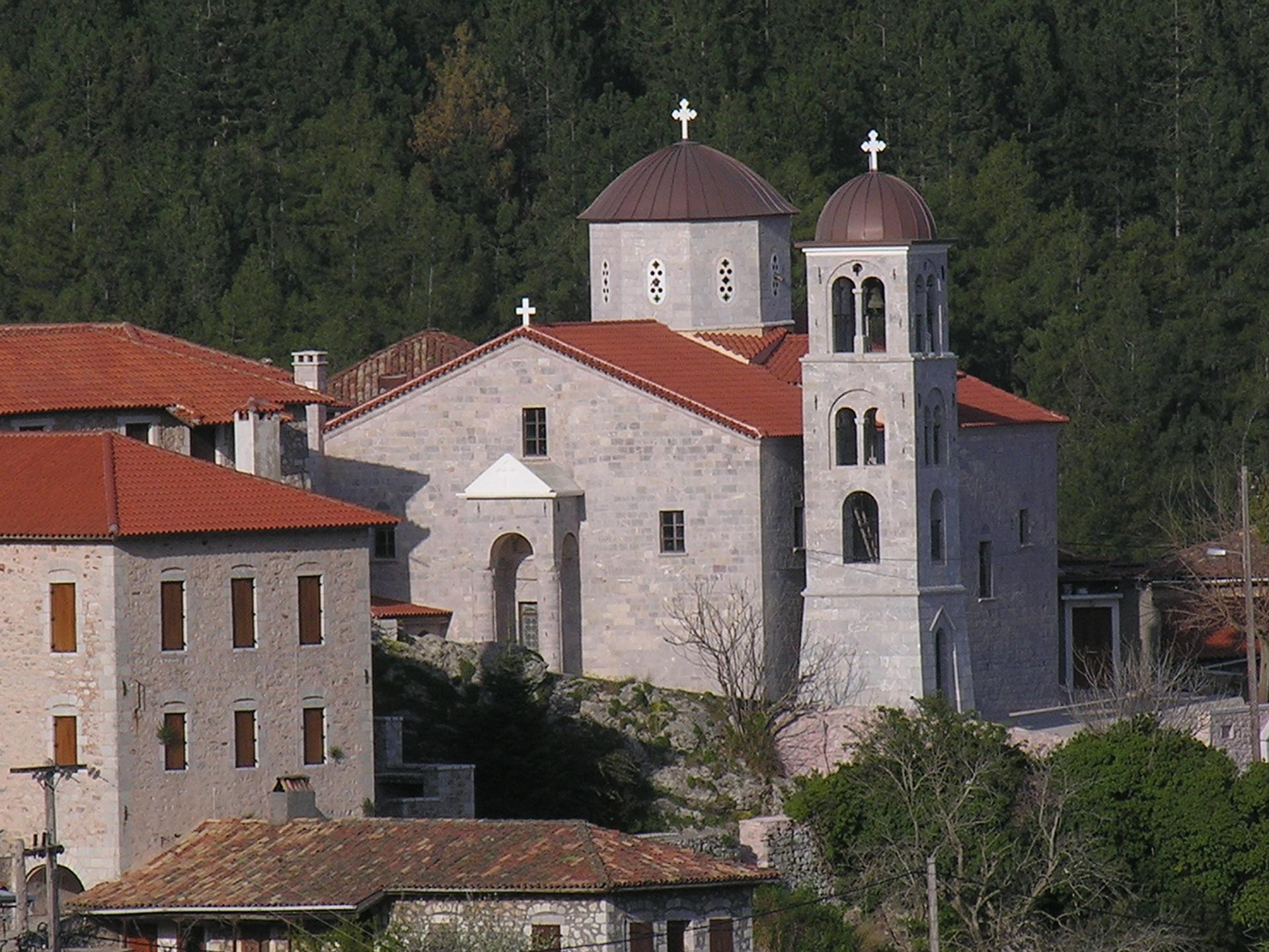 Σκεπή εκκλησία με τρούλο και καμπαναριό