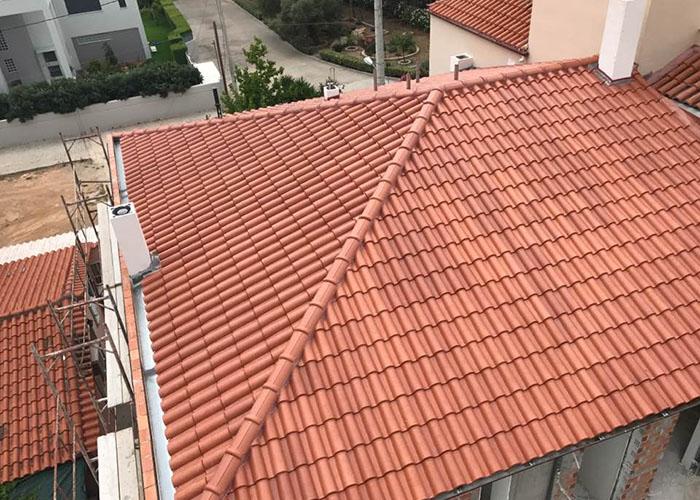 Κατασκεύη τρίριχτης κεραμοσεπής με κεραμίδια.