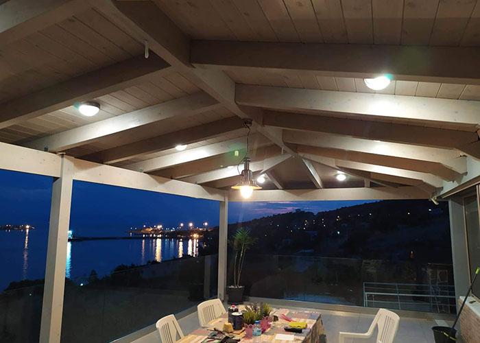 στέγαστρο με φωτισμό στην Πάχη