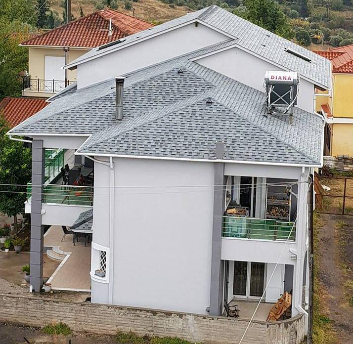 Κατασκευή στέγη με γκρι ασφαλτικά κεραμίδια