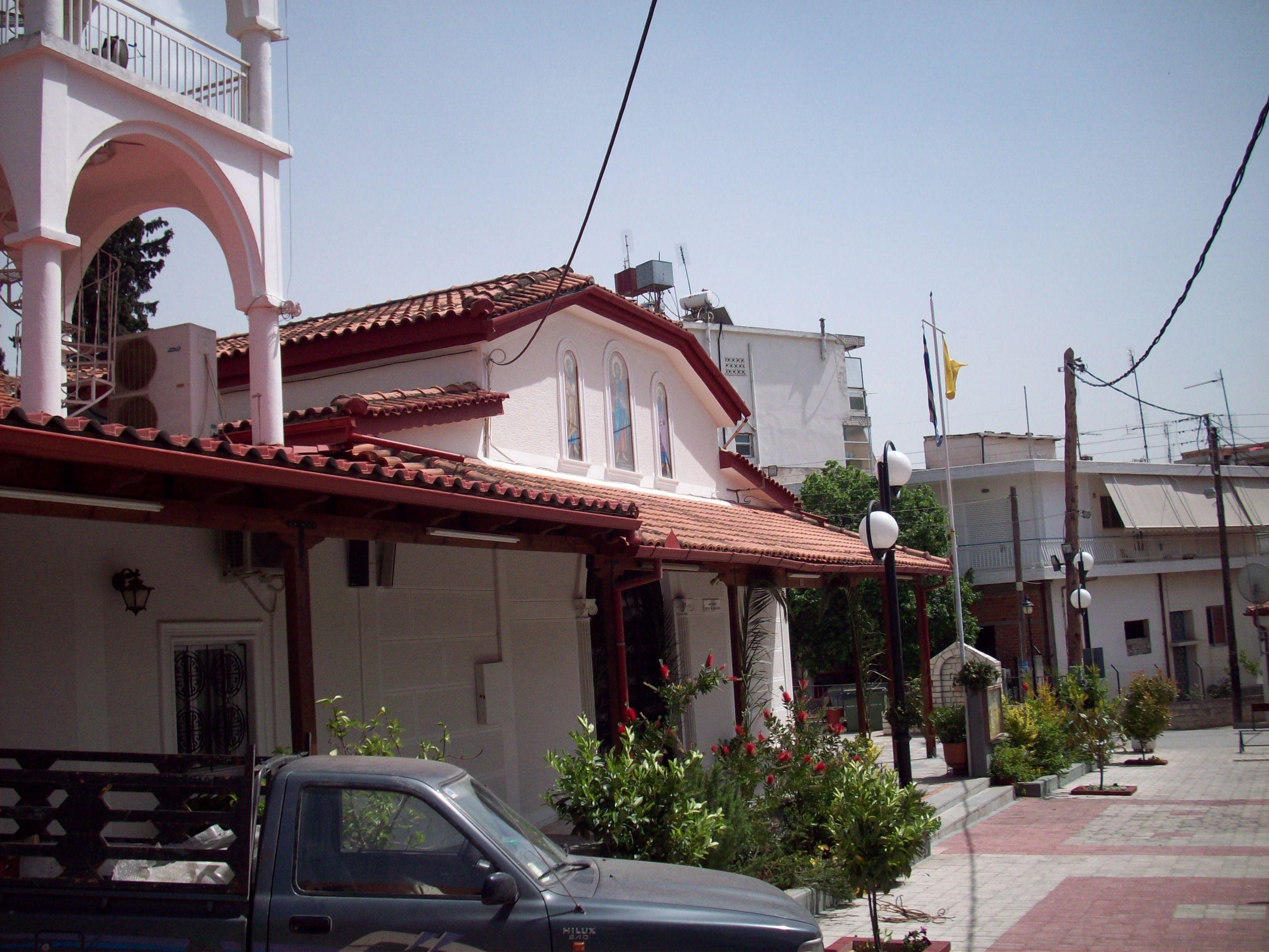 Σκεπή εκκλησίας με κεραμύδια και στέγαστρο