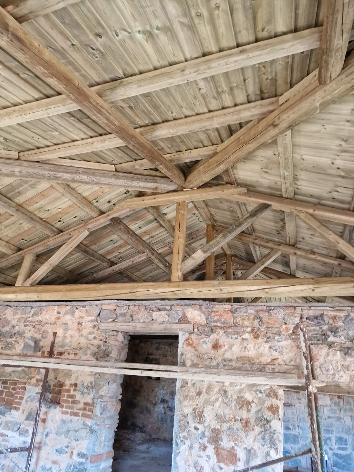 Κατασκευή  στέγης  με τραβά σπιτι με πετρα