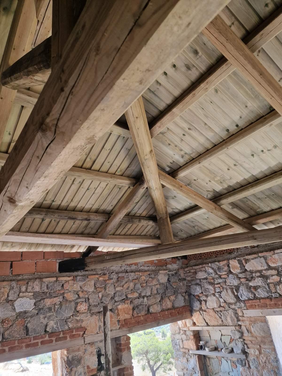 Κατασκευή  στέγης  με τραβά ξυλινη