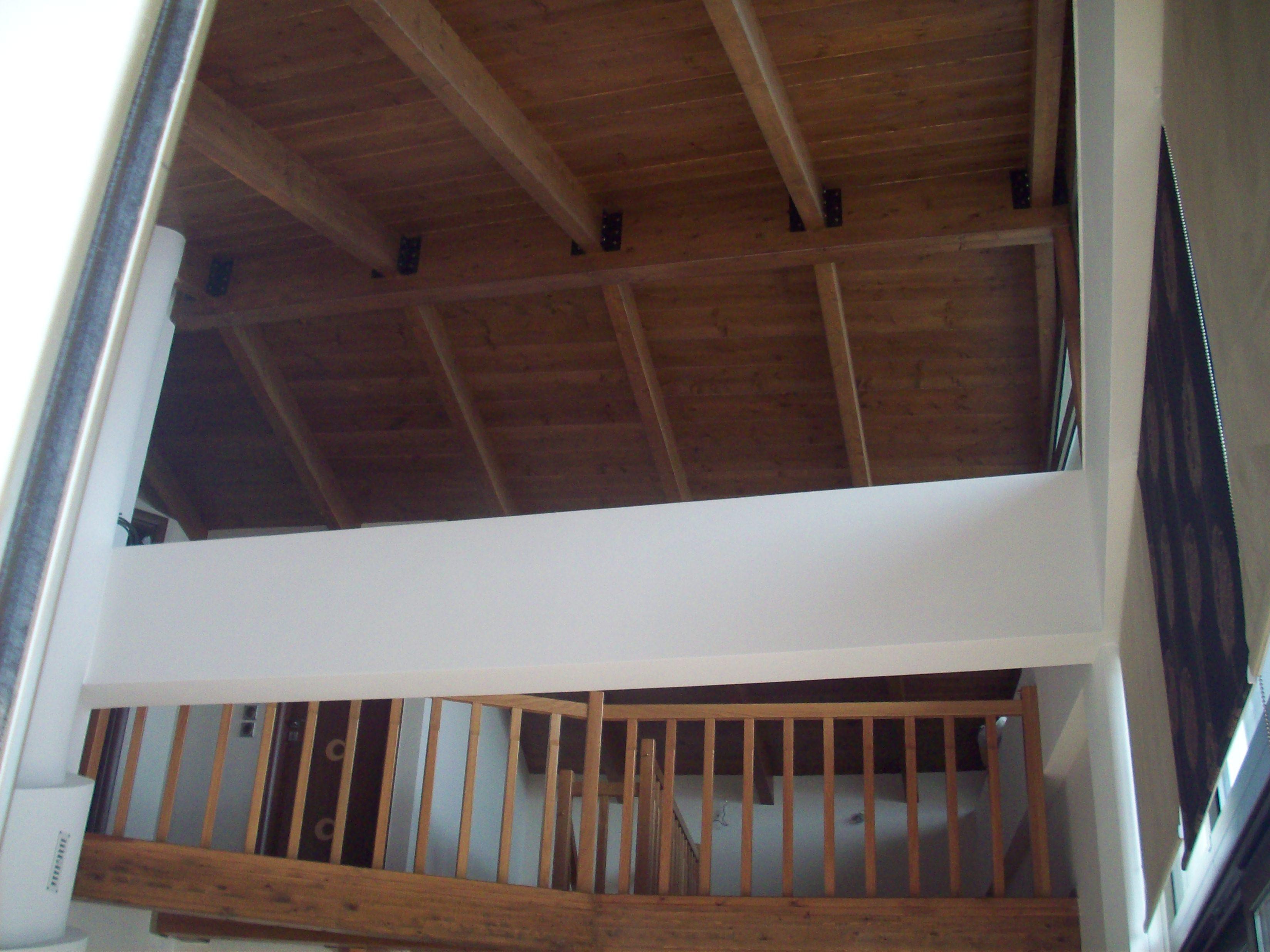 Εσωτερική ξύλινη σκάλα σοφίτας