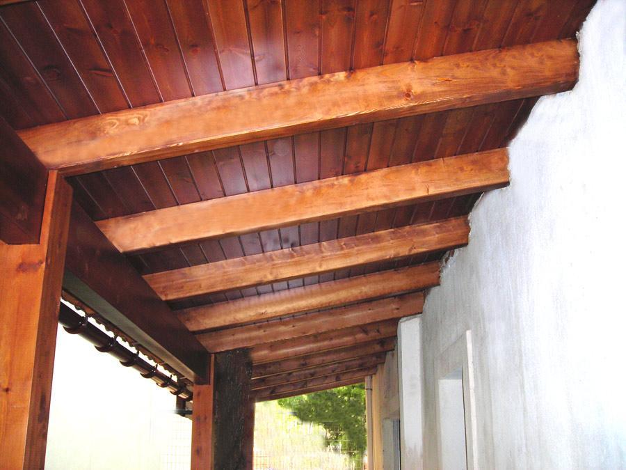Κατασκεύη με ξυλεία πεύκου και κάταλληλη διαμορφωμένη υδροροή