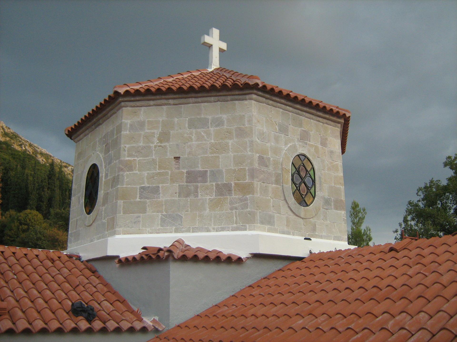 Τρούλος εκκλησίας και σκεπή με βυζαντινό κεραμίδι