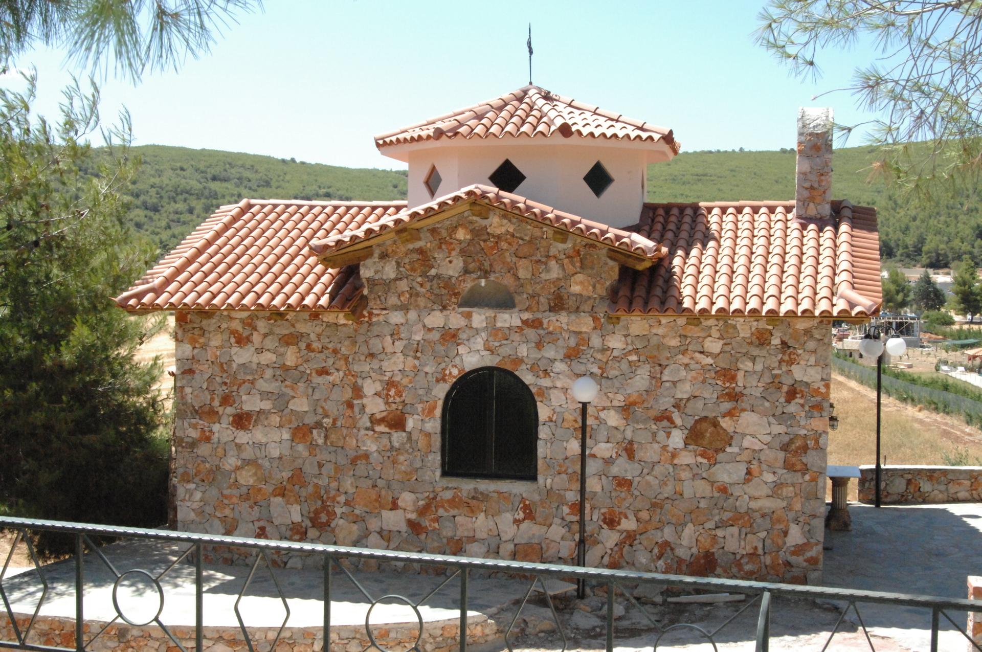 Σκεπή εκκλησιας με βυζαντινα κεραμίδια.